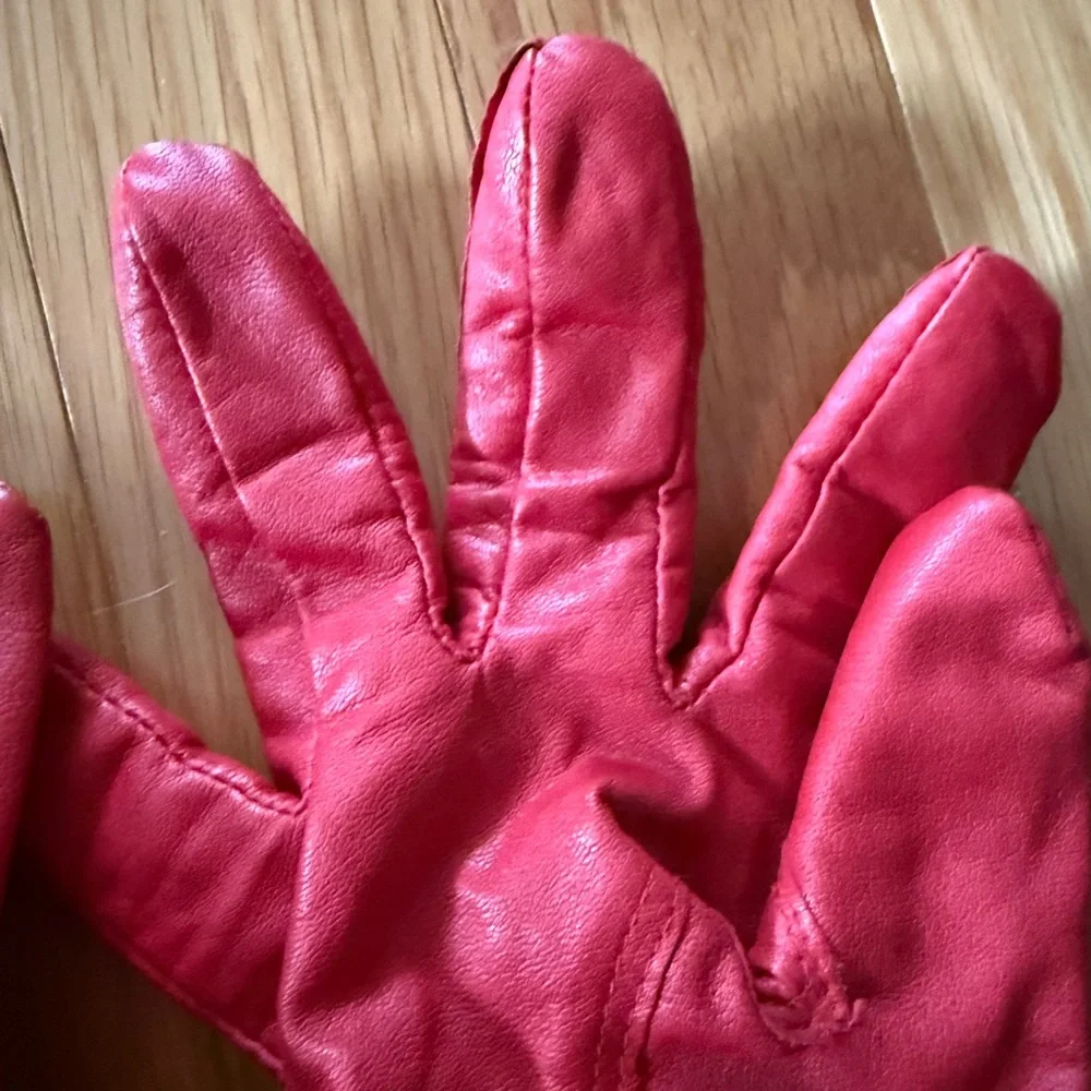Women’s medium Red 100% leather gloves with 100% polyester lining. Worn once